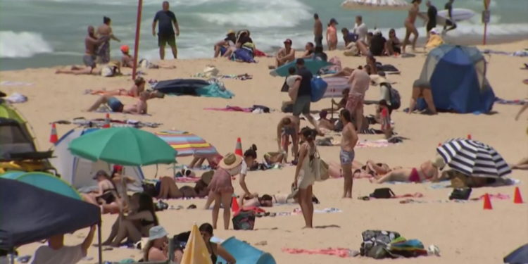 Australia “harron” Covid-19, qytetarët dynden në plazhe