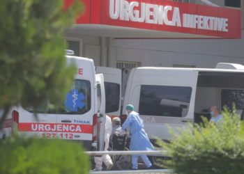 Ngjarje e rëndë/69-vjeçari hidhet nga ballkoni i Spitalit Infektiv, ndodhet nën kujdesin e mjekëve