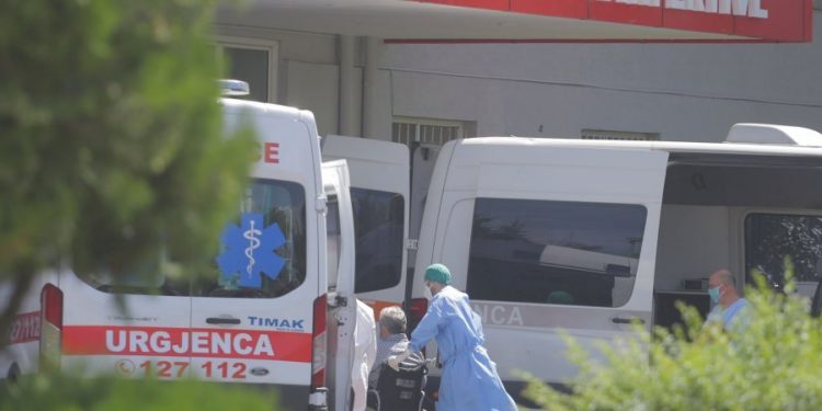 Ngjarje e rëndë/69-vjeçari hidhet nga ballkoni i Spitalit Infektiv, ndodhet nën kujdesin e mjekëve