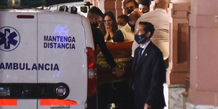 Kryhet autopsia/ Maradona vdiq në gjumë nga…