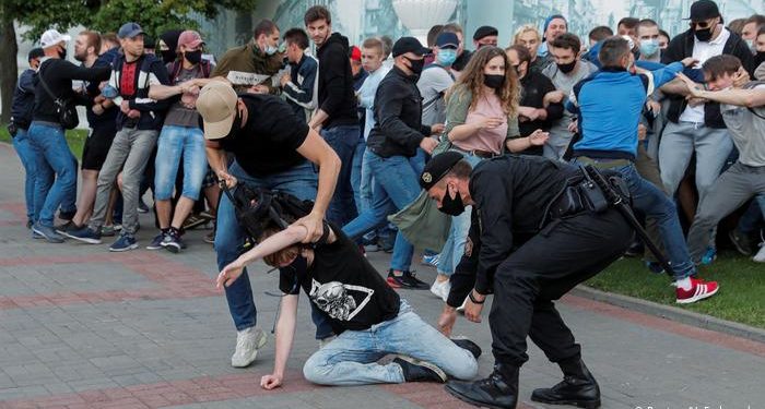 300 të arrestuar nga protestat në Minsk, mes tyre dhe katër gazetarë