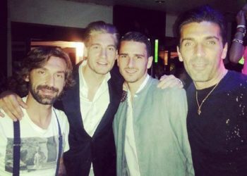 Bendtner: Pirlo e Buffon pinin kafe dhe duhan në dhomat e zhveshjes