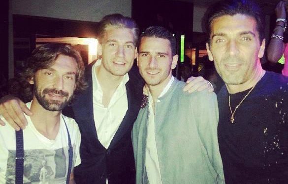 Bendtner: Pirlo e Buffon pinin kafe dhe duhan në dhomat e zhveshjes