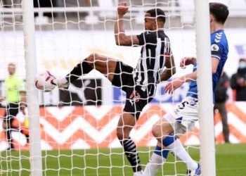 Liverpooli merr “dhuratë” nga Newcastle, Southmaptoni triumfon në “Villa Park”