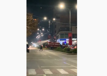 Covid, dezifektohen natën rrugët e Gjirokastrës (VIDEO)