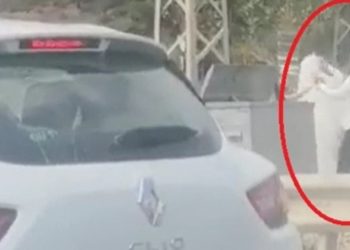 Dhëndri rreh nusen në mes të rrugës, pa e çuar ende në shtëpi (VIDEO)