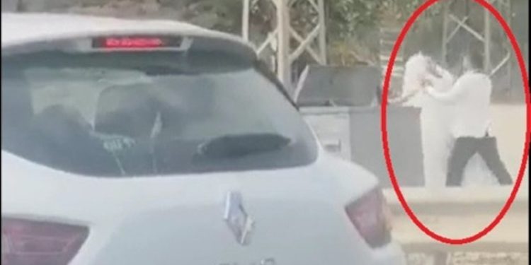 Dhëndri rreh nusen në mes të rrugës, pa e çuar ende në shtëpi (VIDEO)