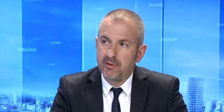 Deputeti i PS, Ervin Bushati tregon se është prekur nga Covid përmes një fotoje romantike