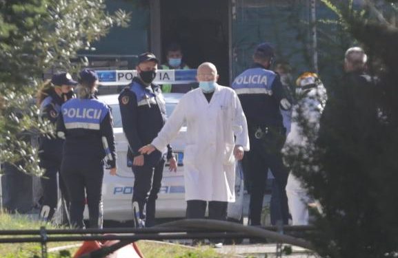Pamje nga Spitali Infektiv, vijojnë hetimet për hedhjen e 69-vjeçarit