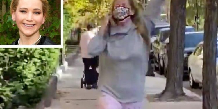 Aktorja e famshme nuk përmban dot lumturinë pasi mësoi për fitoren e Biden, vrapon nëpër rrugë duke brohoritur (VIDEO)