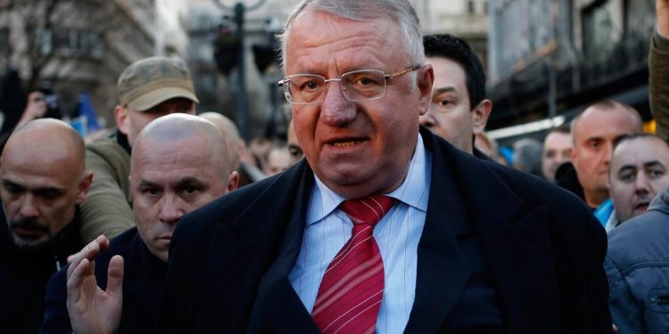 ‘Çmendet’ kryetari i Partisë Radikale Serbe: Ushtria serbe të futet në Kosovë