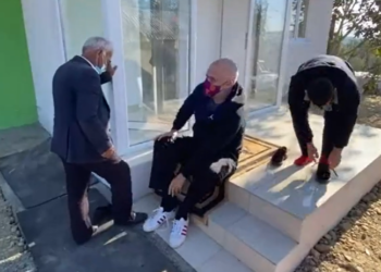 I zoti i shtëpisë detyron Ramën të heqë këpucët, Ben Ahmetaj shfaqet me çorape rozë