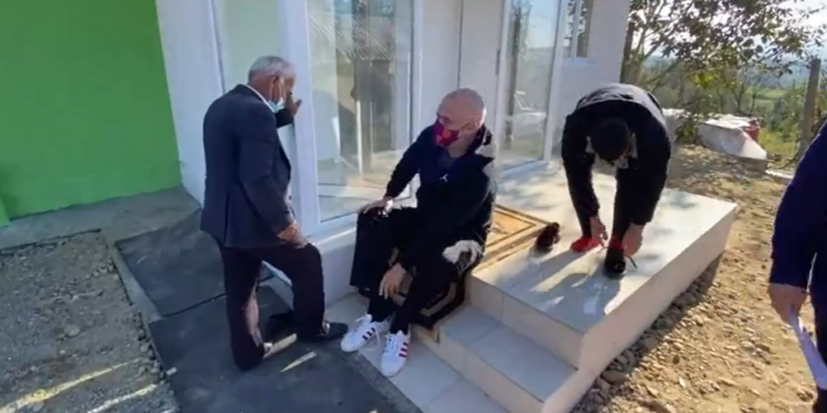 I zoti i shtëpisë detyron Ramën të heqë këpucët, Ben Ahmetaj shfaqet me çorape rozë