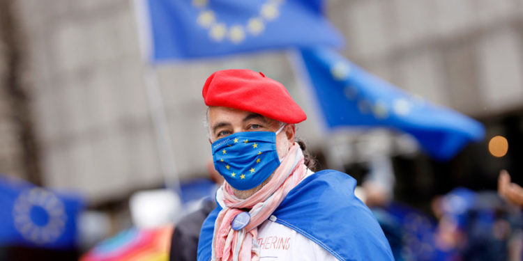 OBSH: Europa mund të kalojë edhe një valë të tretë të virusit COVID-19