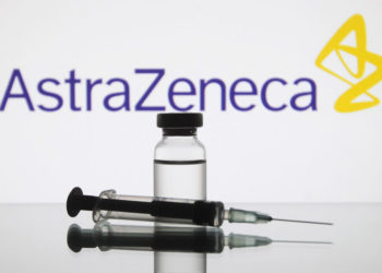 VOA: Vaksina e prodhuar nga Universiteti i Oksfordit është e përshtatshme për shpërndarje të shpejtë në të gjithë globin