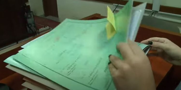 “Kam shoqe ministren Etilda Gjonaj, ta mbyll punën me 10 mijë euro”/ 49-vjeçarja mashtroi dy burra, shtirej si juriste në Parlament dhe u mori çfarë kishin (VIDEO)