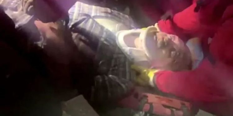 Turqi/ I moshuari nxirret prej rrënojave i gjallë