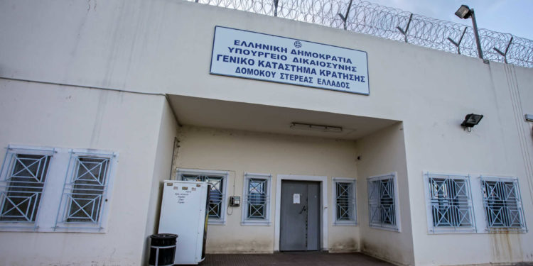 Plas sherri mes shqiptarëve në burgun grek, rrihet me hunj druri një 30-vjeçar