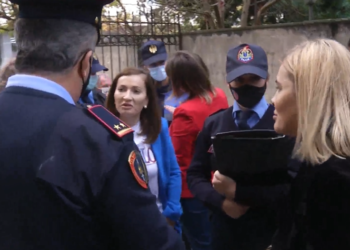 Nuk mbante maskën, policia gjobit sërish Monika Kryemadhin (VIDEO)