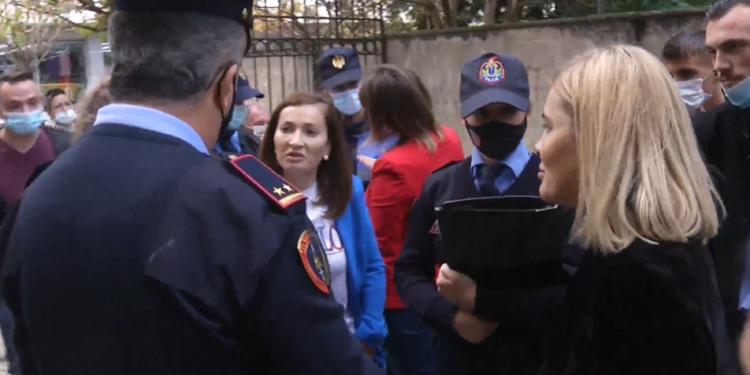 Nuk mbante maskën, policia gjobit sërish Monika Kryemadhin (VIDEO)