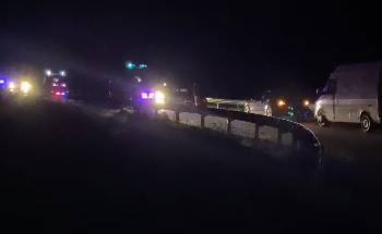 Aksidenti në Gjirokastër, zjarrfikësja shkon për të nxjerrë çiftin nga makina