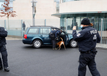 “Ju vrasës të mallkuar të fëmijëve dhe të moshuarve”/ Një makinë përplas portën e zyrës së Merkel, dy mesazhe për kancelaren