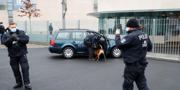 “Ju vrasës të mallkuar të fëmijëve dhe të moshuarve”/ Një makinë përplas portën e zyrës së Merkel, dy mesazhe për kancelaren