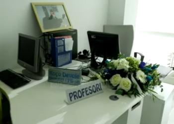 Në zyrën e Koço Devoles/ Sendet që la mbi tavolinë dhe porositë për kolegët e “Fiks Fare” (VIDEO)