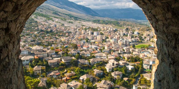 E frikshme/ Gjirokastra ia kalon edhe Tiranës për përhapjen e Covid