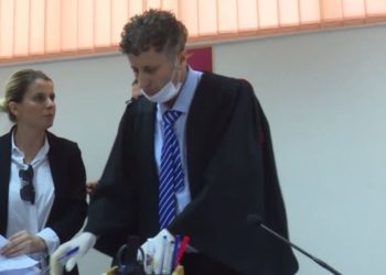 Gruaja kërkon të ndahet nga bashkëshorti i dytë, gjyqtari i refuzon kërkesën