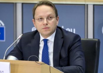 Oliver Varhelyi: BE do të vijojë mbështetjen e Shqipërisë për rindërtimin e shkollave pas dëmeve të shkaktuara nga tërmeti