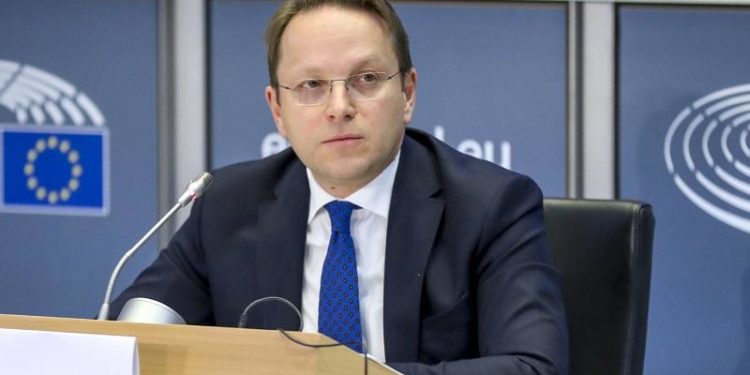 Oliver Varhelyi: BE do të vijojë mbështetjen e Shqipërisë për rindërtimin e shkollave pas dëmeve të shkaktuara nga tërmeti