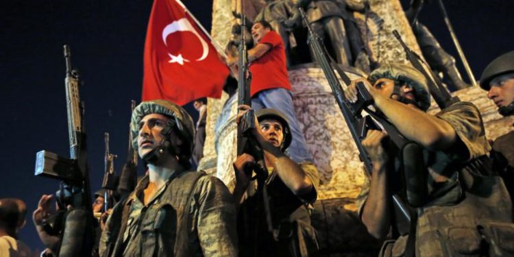 Gjykata turke dënon me burgim të përjetshëm dhjetëra persona të përfshirë në grusht shtetin e dështuar