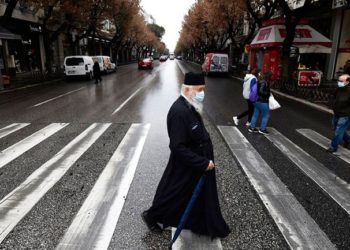 Greqia në karantinë, frikë për rritjen e numrit të jetëve të humbura nga Covid (FOTO)