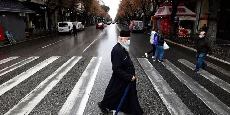 Greqia në karantinë, frikë për rritjen e numrit të jetëve të humbura nga Covid (FOTO)