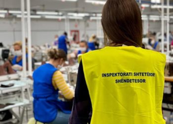 Pasi ndërroi jetë gruaja nga Lazarati, mbyllen dy biznese fason në Gjirokastër