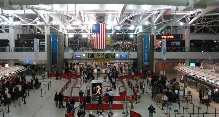 Amerikanët bëhen gati për festë pavarësisht paralajmërimeve të zyrtarëve shëndetësorë