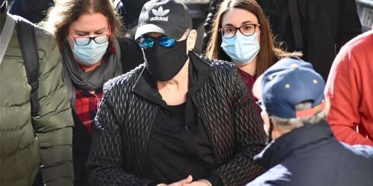 Gjykata liron me kusht këngëtarin Notis Sfakianakis