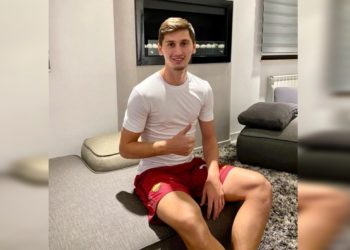 Covid-19 po e mban në shtëpi, por ja çfarë bën Marash Kumbulla