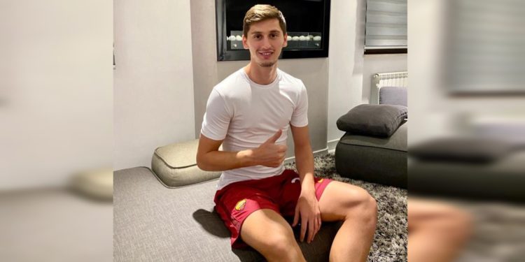 Covid-19 po e mban në shtëpi, por ja çfarë bën Marash Kumbulla