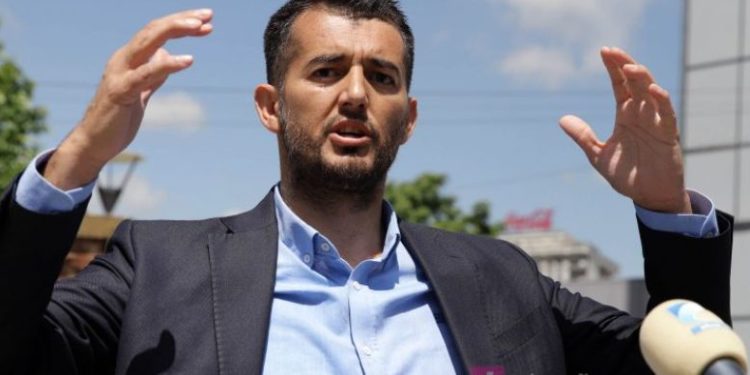 Këngëtari shqiptar: Covid është biznes, nuk ekziston