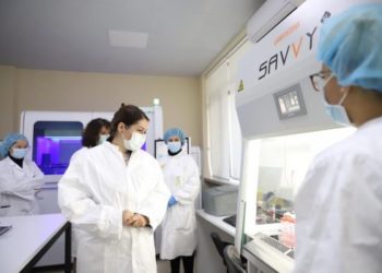 Rriten kapacitetet testuese, Ministrja Manastirliu inspekton laboratorin e ri mbështetës për Institutin e Shëndetit Publik