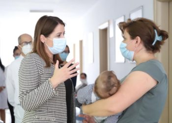 Ministrja Manastirliu apel qytetarëve me Covid: Drejtojuni mjekut të familjes, nuk vlejnë recetat e WhatsApp