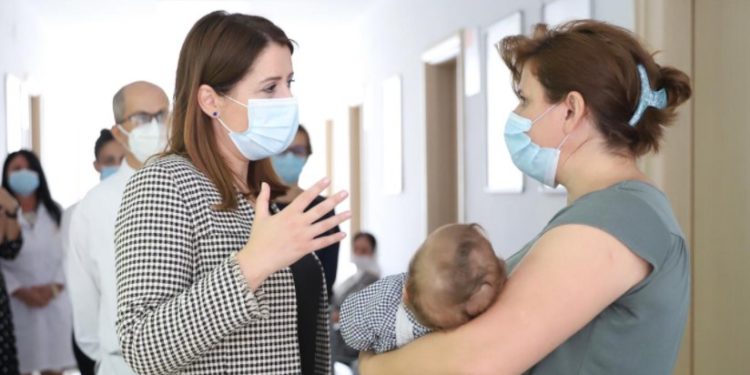 Ministrja Manastirliu apel qytetarëve me Covid: Drejtojuni mjekut të familjes, nuk vlejnë recetat e WhatsApp