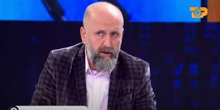 Konspiracionisti Alfred Cako: Kujdes, modelet e fundit të celularëve mund t’ju shkaktojnë vdekjen në pak ditë