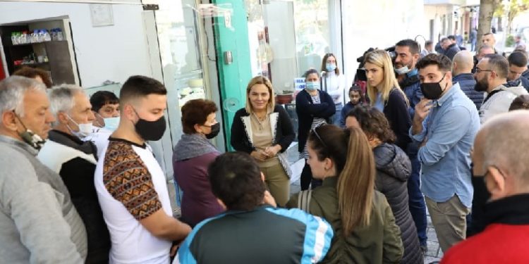 Dolën në rrugë pa maskë, gjobiten Monika Kryemadhi dhe Floida Kërpaçi