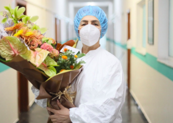 Najada Çomo feston ditëlindjen, shefja e Infektivit merr urimin nga Manastirliu për sakrificën e madhe