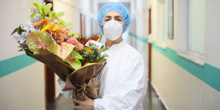 Najada Çomo feston ditëlindjen, shefja e Infektivit merr urimin nga Manastirliu për sakrificën e madhe