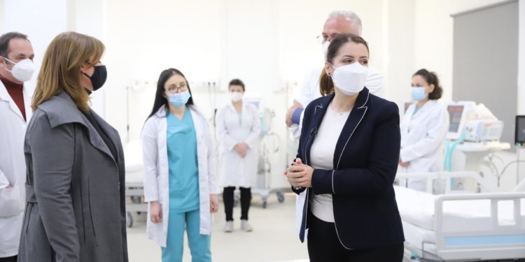 Gati hapja e Covid-4 dhe spitaleve rajonale/Ministrja Manastirliu thirrje për Festat e Nëntorit: Kush është patriot, zbaton rregullat