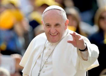 Papa në skandal, i bën like b*thëve të modeles në Instagram (FOTO)